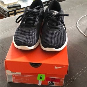 Nike Women Flex Trainer 7 Sneakers